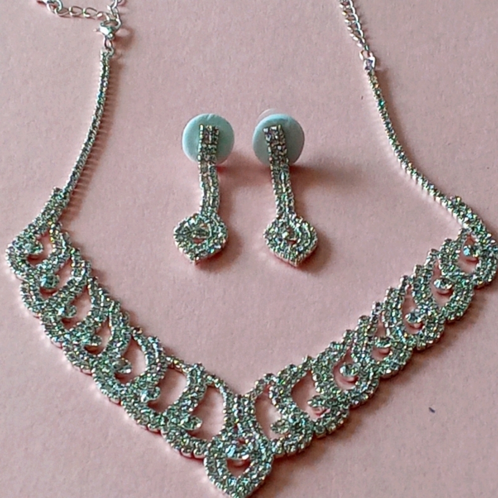 Necklace and earring set